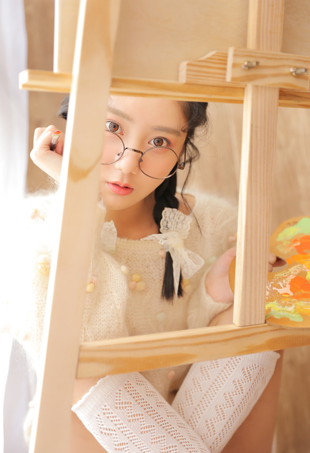 微笑女孩毛衣性感美女撩人写真图片