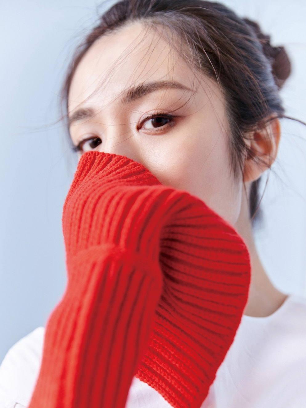 中国内地山东省青岛女演员王晓晨时尚杂志封面高清图片图片