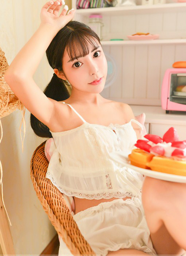 极品美女吊带短裤白丝袜诱惑写真图片