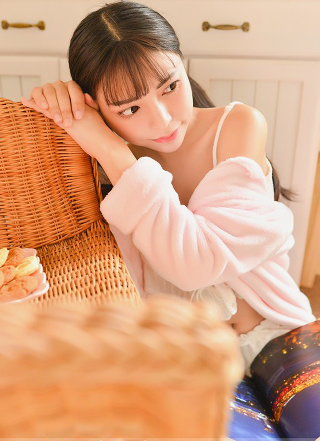 极品美女吊带短裤白丝袜诱惑写真图片