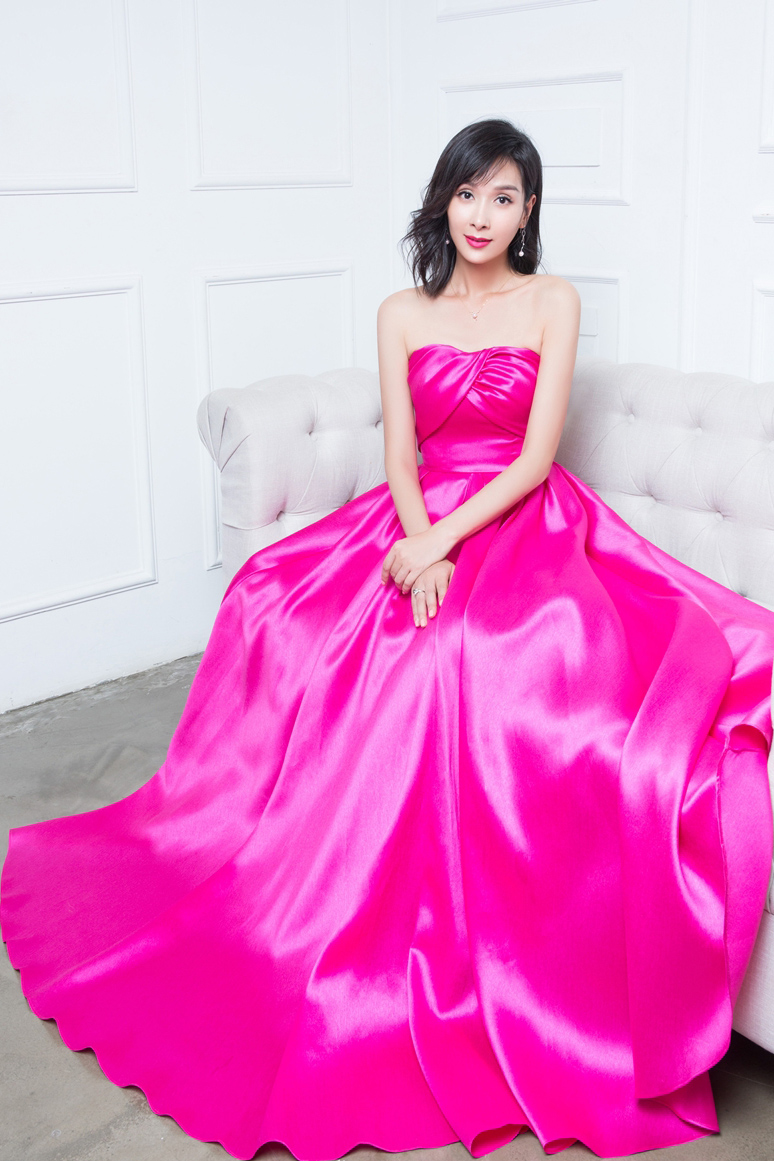 华语影视上海女演员冻龄女神性感大长腿写真图片