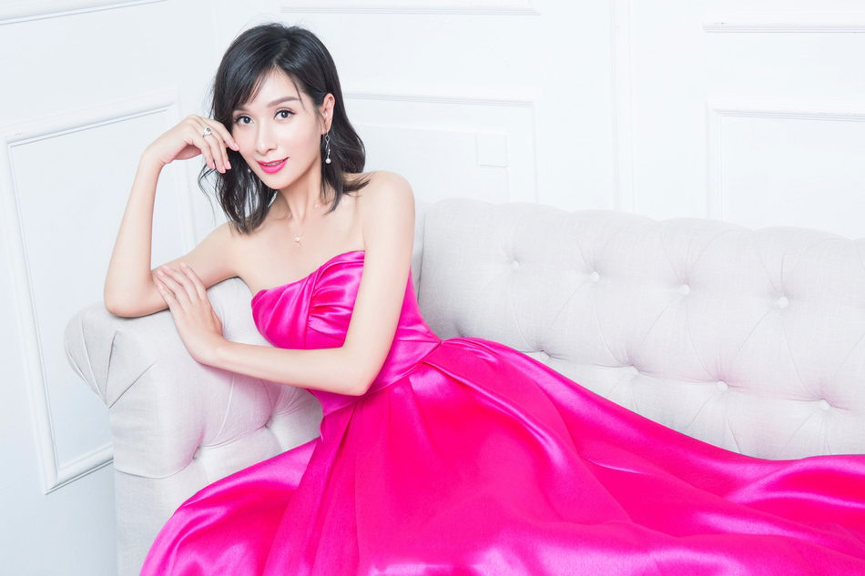 华语影视上海女演员冻龄女神性感大长腿写真图片