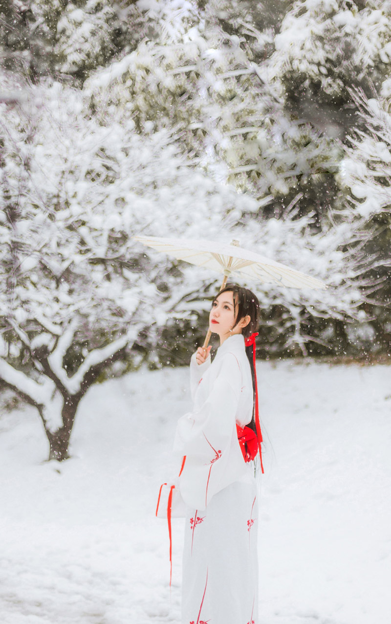 白嫩和服美女花丛中治愈系温馨写真图片