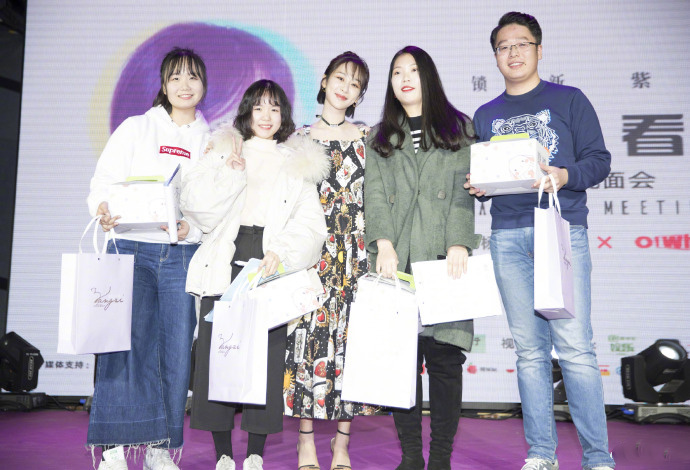 杨紫吊带裸肩长裙发布会性感写真图片图片