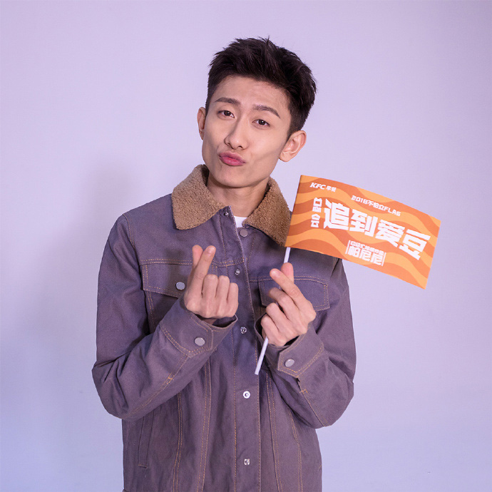 高清北京市东城区男演员硬汉型男张一山黑白手机壁纸下载图片