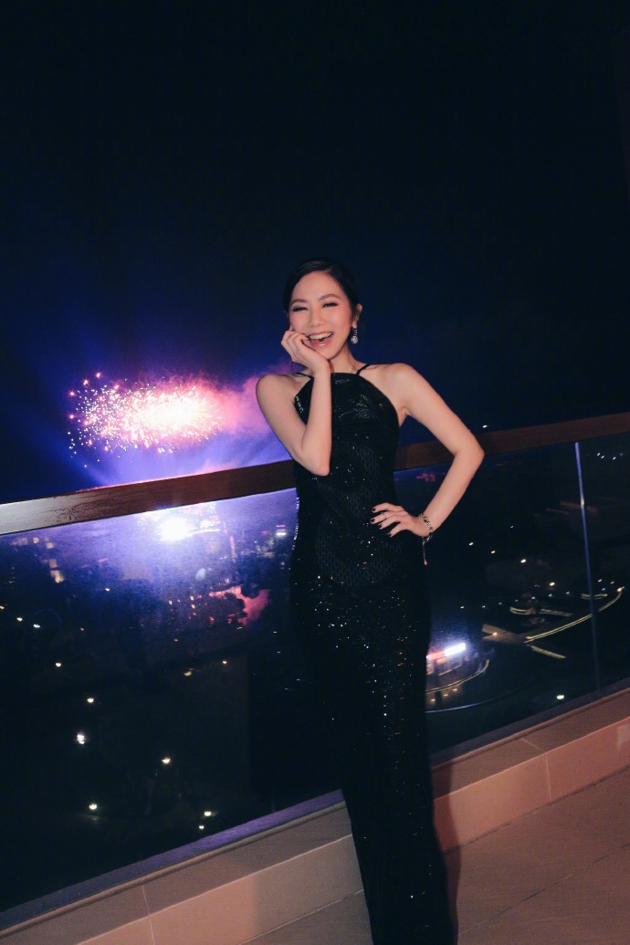 邓紫棋露背吊带裙性感深夜写真图片图片