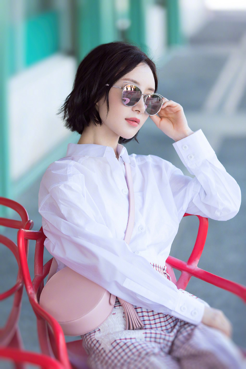 高清吉林美女演员舒畅清爽休闲时尚街拍高清图片图片