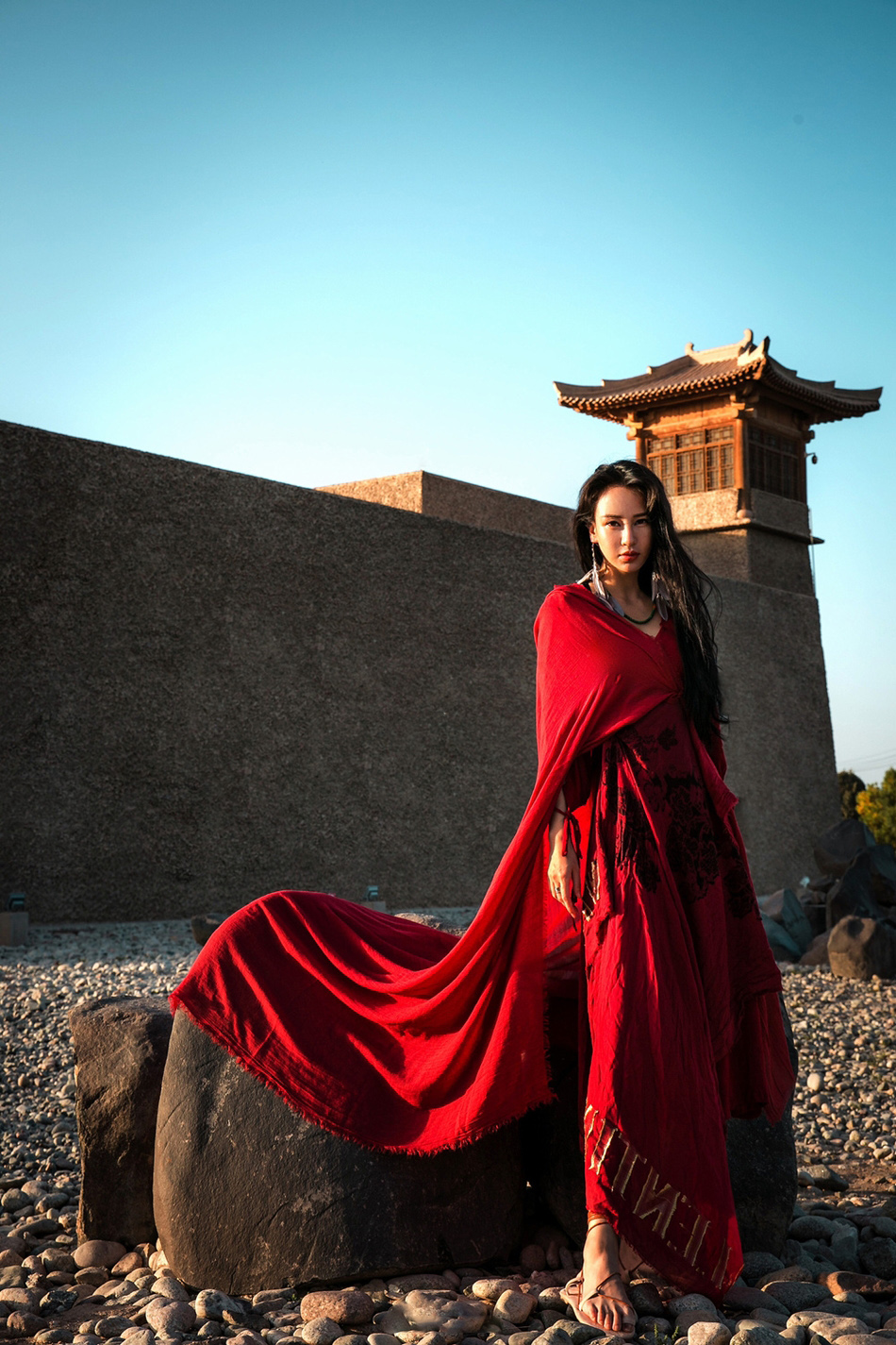 中国内地瑜伽导师、平面模特母其弥雅红袍冷艳妩媚性感写真图片图片