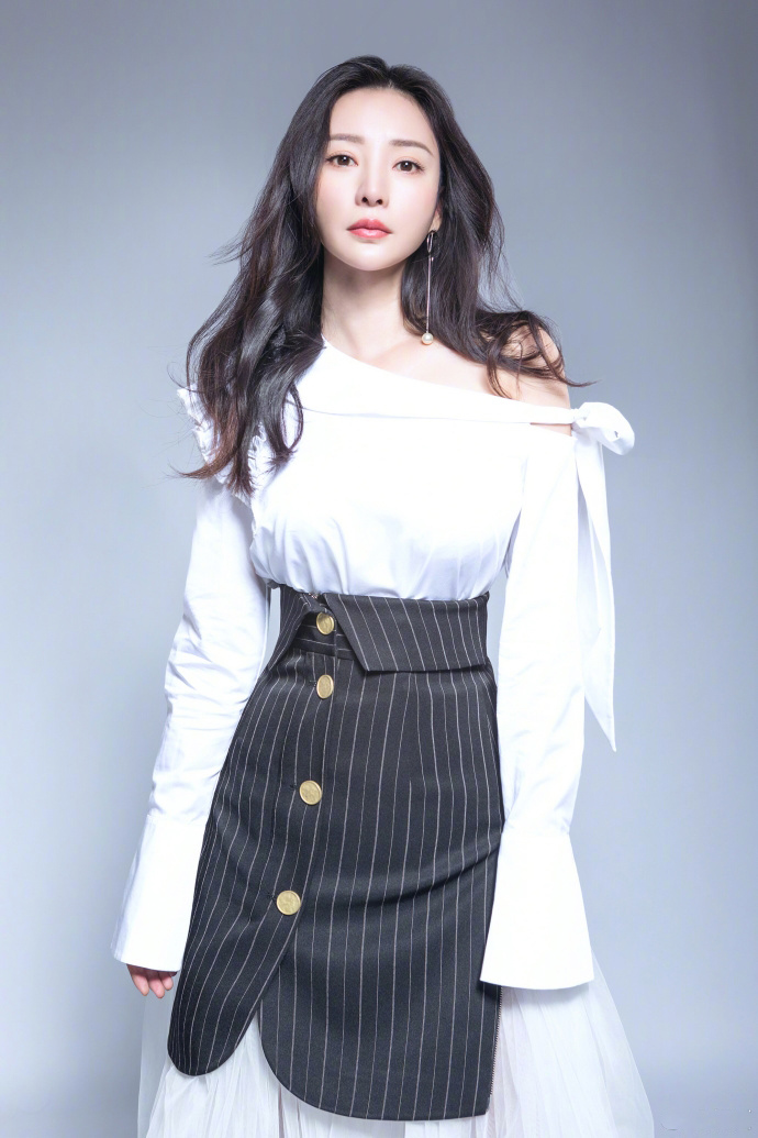 中国内地湖南衡阳女演员温婉盘发柳岩知性优雅气质写真图片 中国内地湖南衡阳女演员温婉盘发柳岩知性优雅气质写真图片