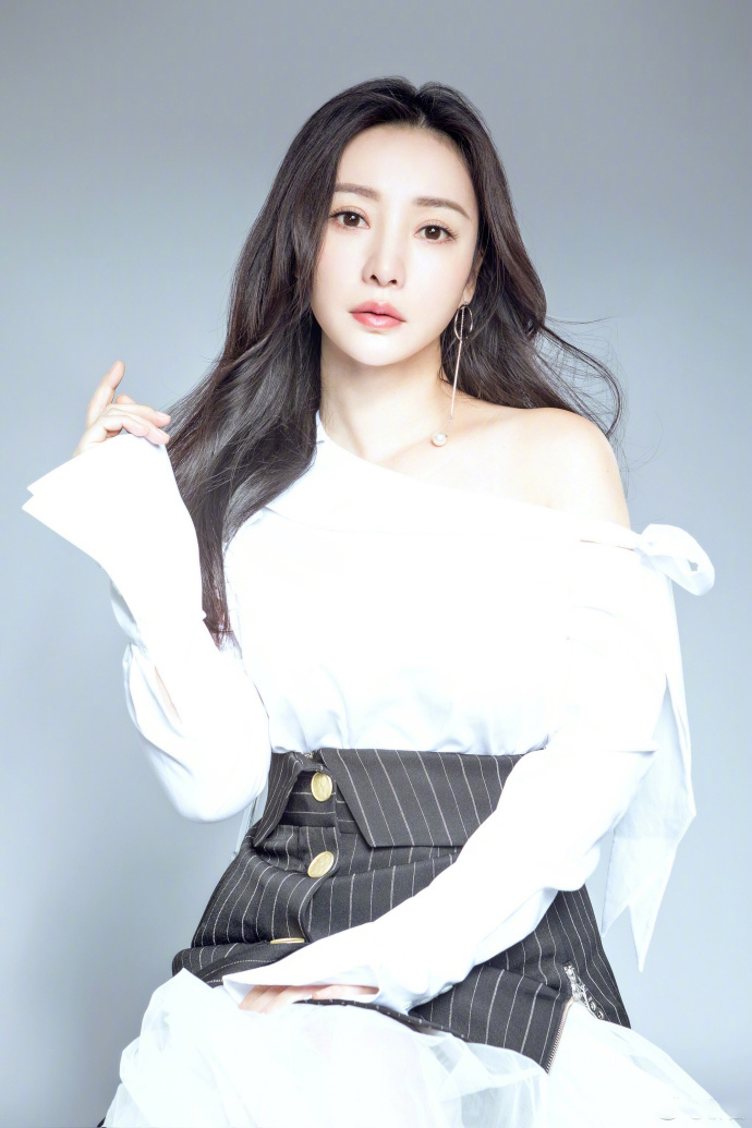 中国内地湖南衡阳女演员柳岩性感白裙沙漠艺术写真牵骆驼变塞外明珠(一)图片