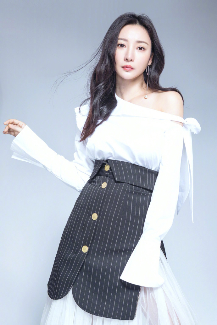 中国内地湖南衡阳女演员柳岩性感白裙沙漠艺术写真牵骆驼变塞外明珠(一)图片