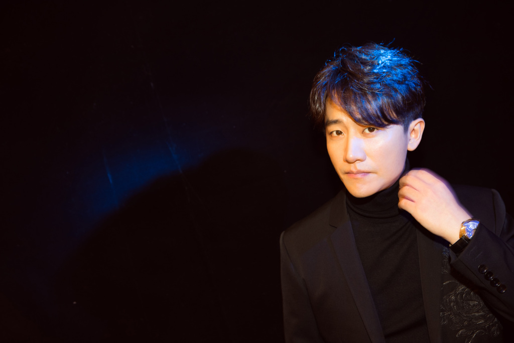 黄轩雅痞风杂志封面写真高清图片图片