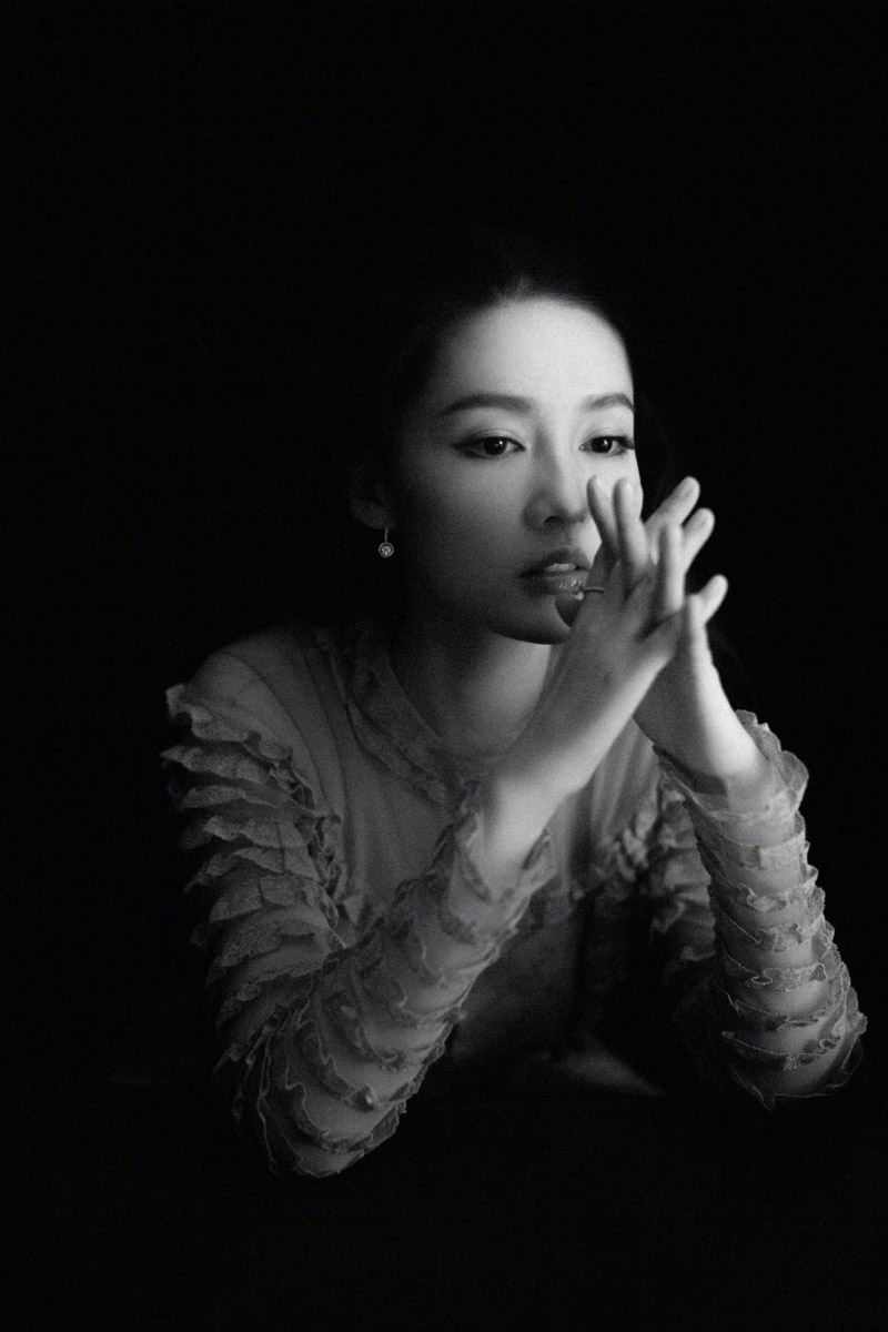 李沁最新性感街拍香肩微露写真图片图片
