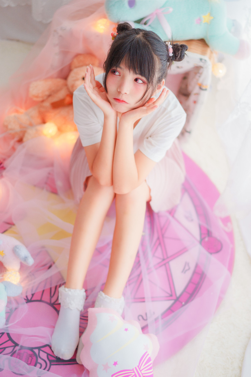 娃娃脸美女性感小蛮腰诱人写真图片