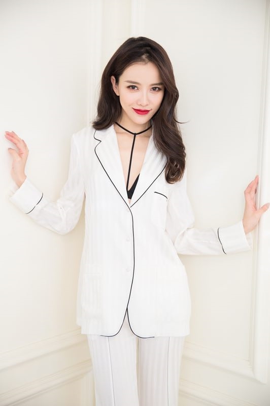 高清北京美女黄一琳一字肩白色毛衣冬日写真图片图片