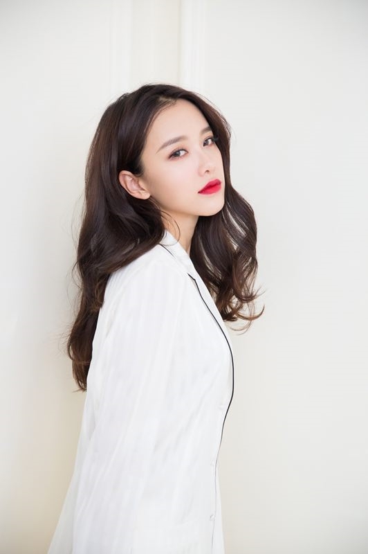 高清北京美女黄一琳一字肩白色毛衣冬日写真图片图片