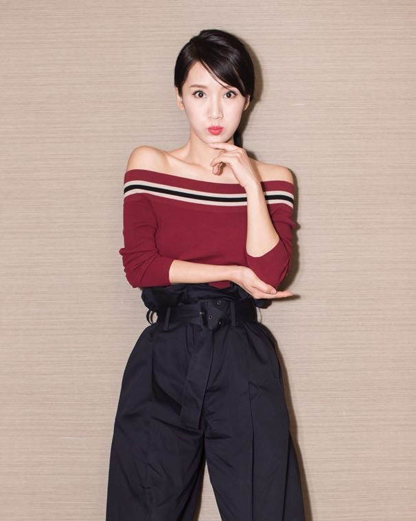 李念《男人装》性感妩媚写真大片图片