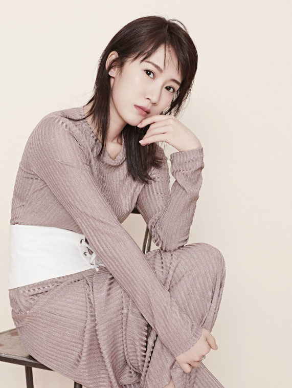 李念《男人装》性感妩媚写真大片图片