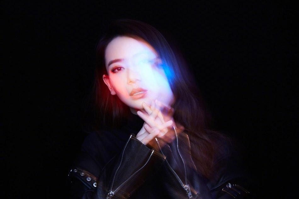 戚薇小露香肩时尚潮流街拍写真图片  戚薇图片图片