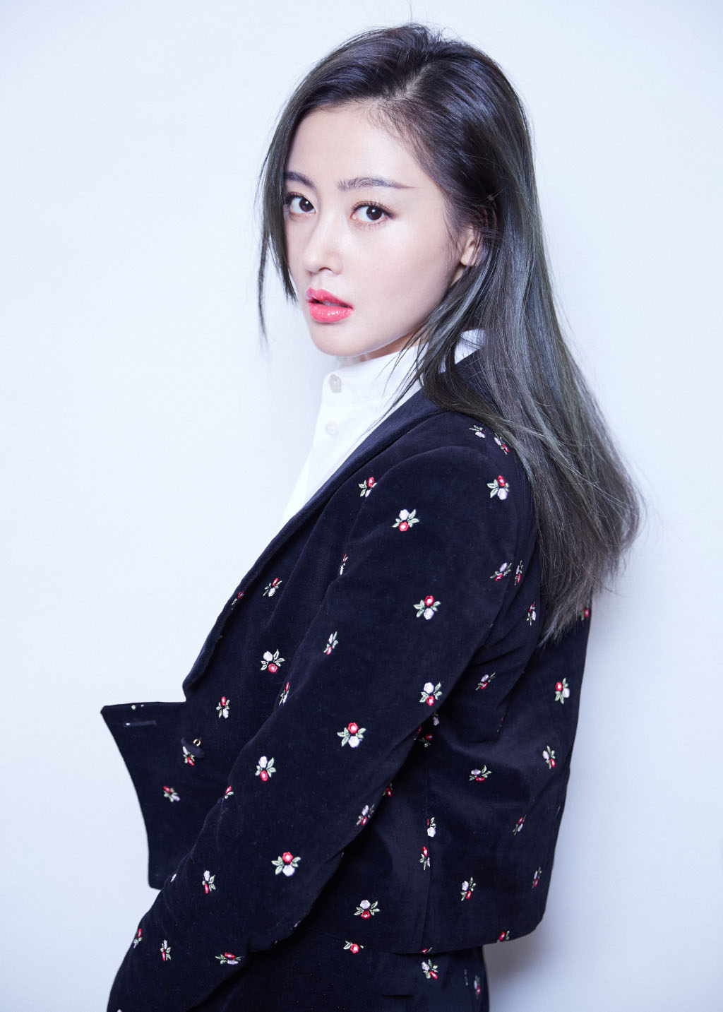 高清哈尔滨新生代女演员张天爱最新时尚杂志封面写真图片图片