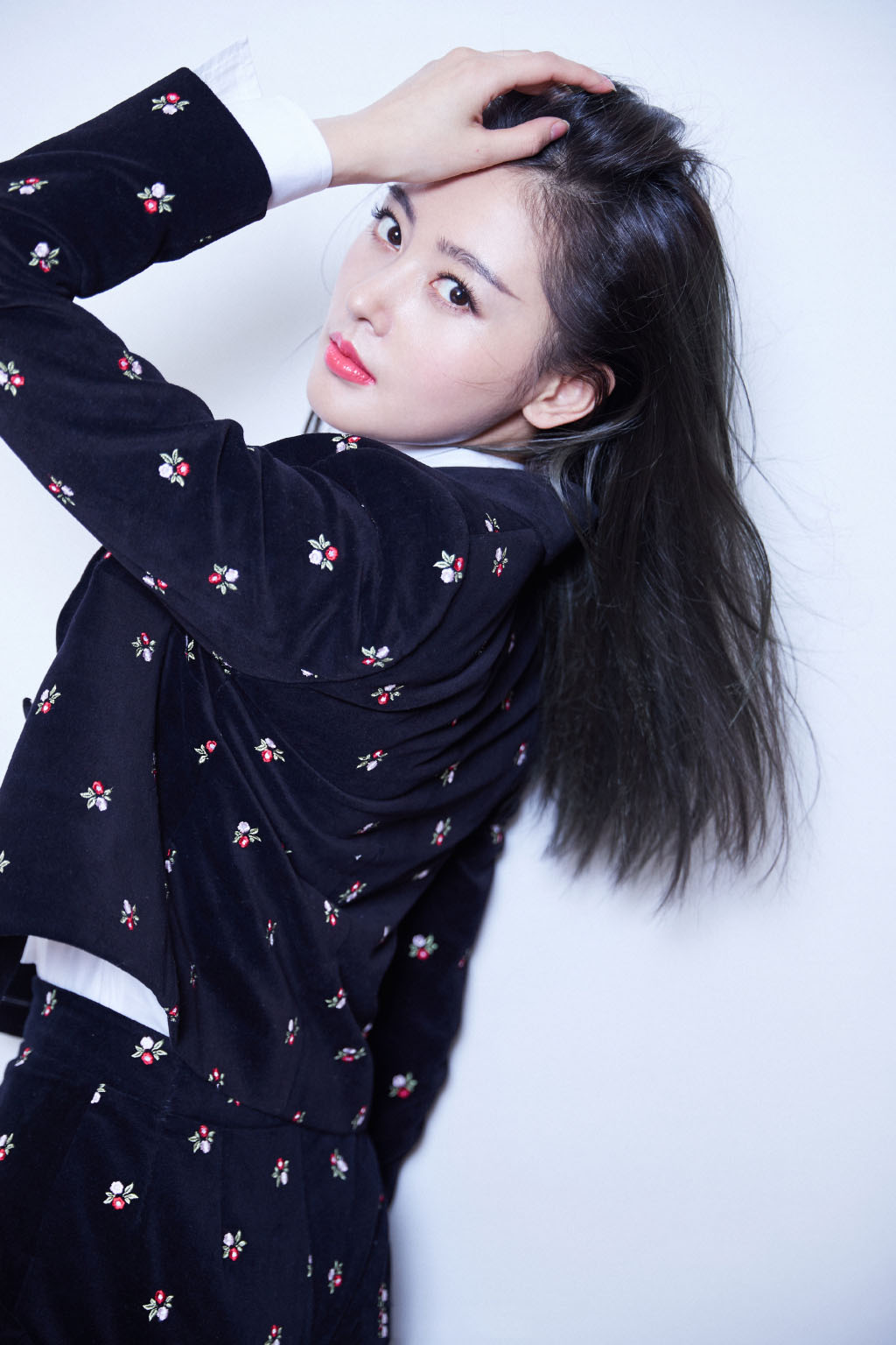 高清哈尔滨新生代女演员张天爱最新时尚杂志封面写真图片图片