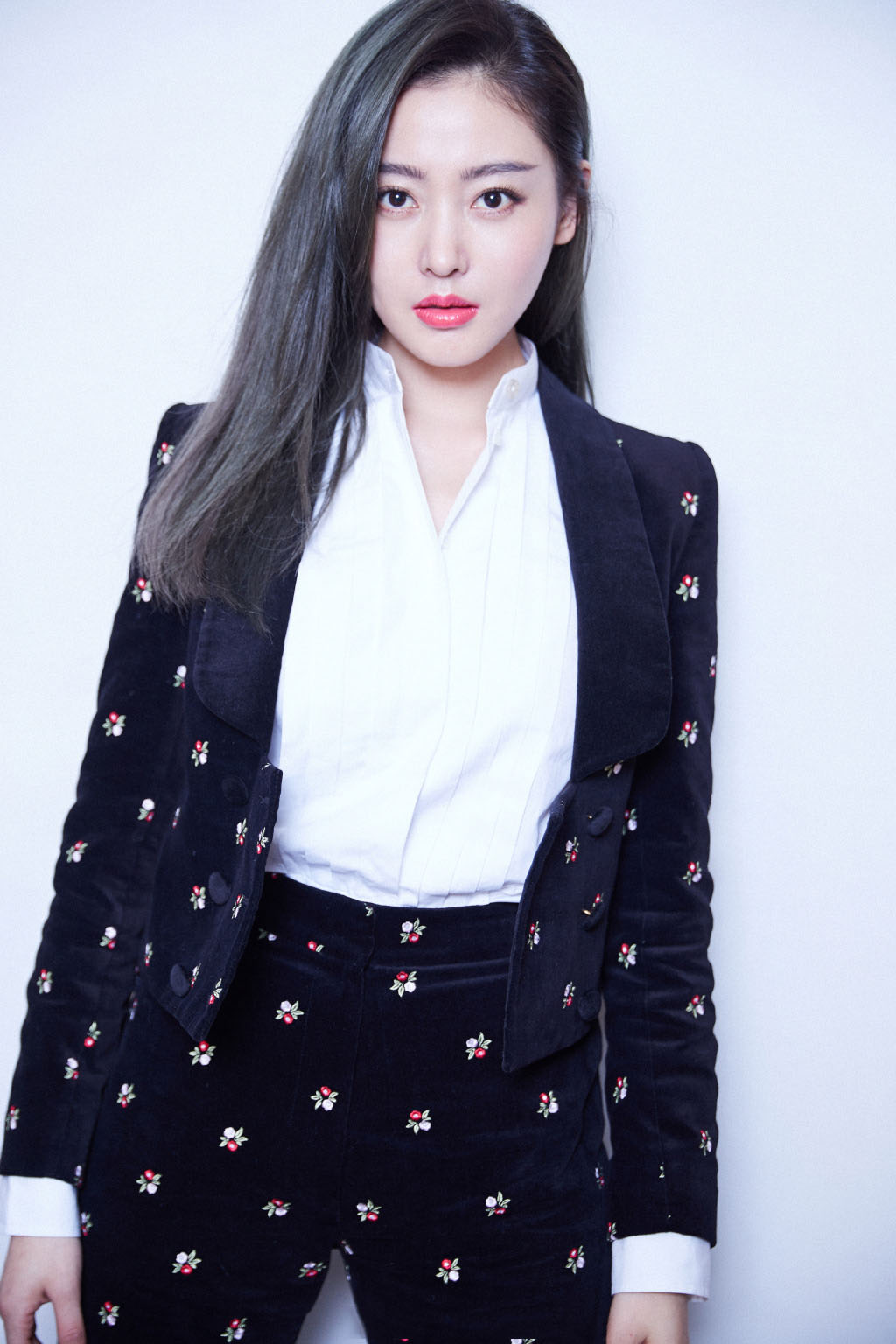 高清哈尔滨新生代女演员张天爱最新时尚杂志封面写真图片图片