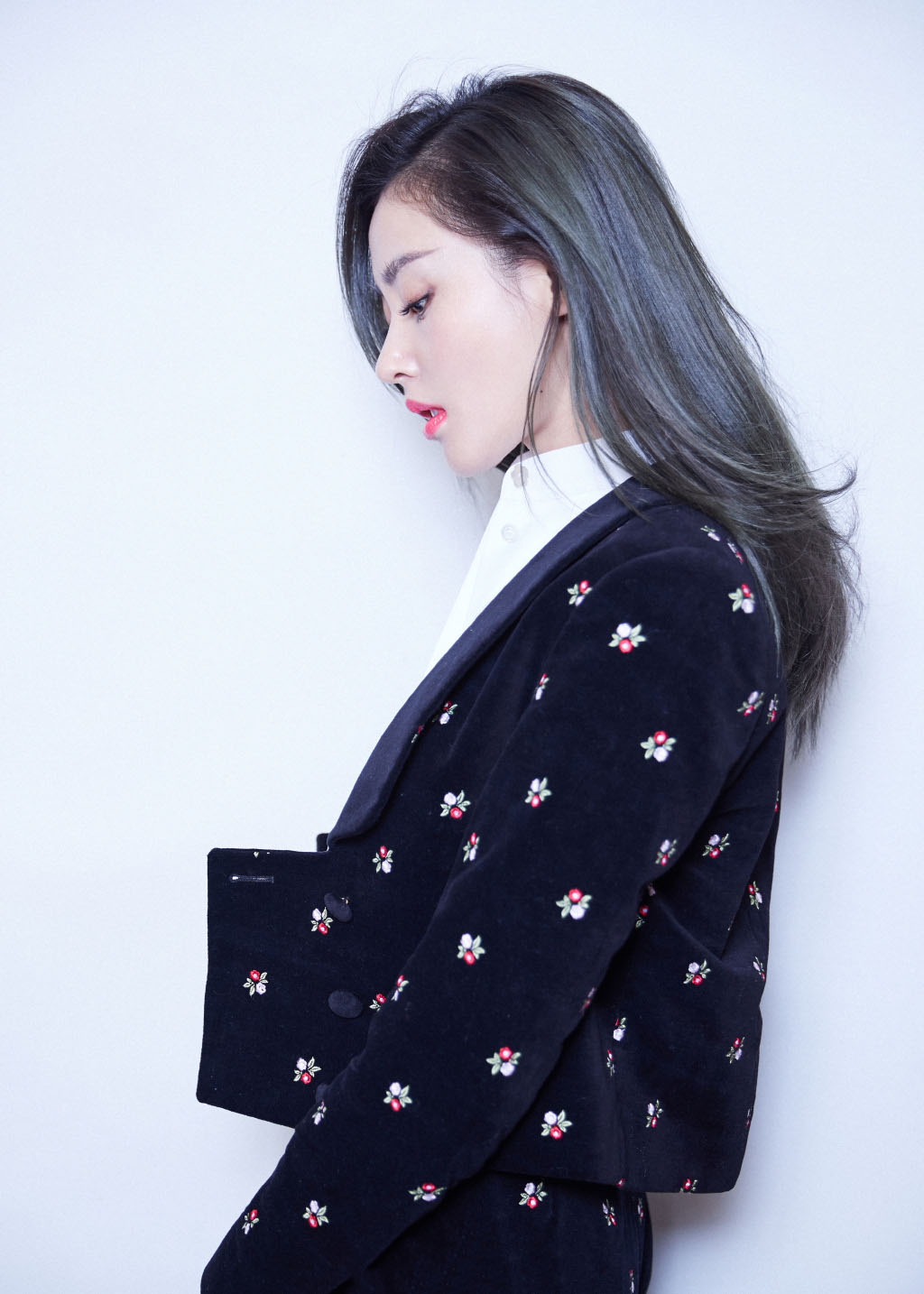 高清哈尔滨新生代女演员张天爱最新时尚杂志封面写真图片图片