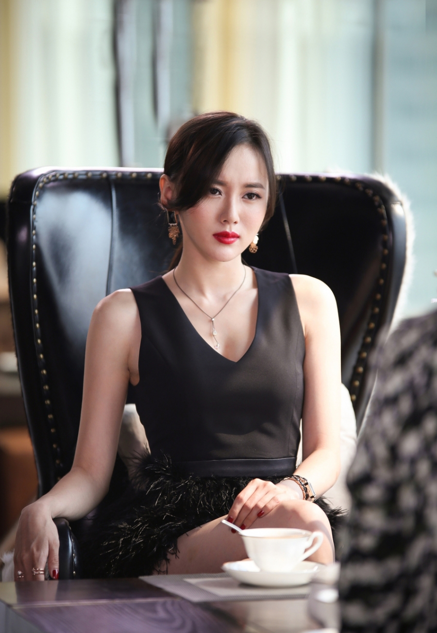 高清山东省青岛美女江铠同冷艳洋装小女人霸气时尚写真图片