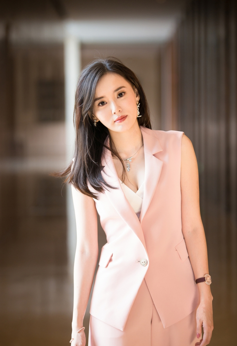 高清山东省青岛美女江铠同冷艳洋装小女人霸气时尚写真图片
