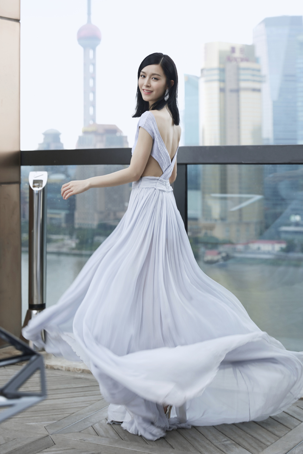 文咏珊露背礼服长裙性感写真图片