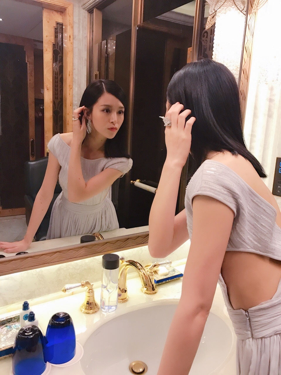 文咏珊露背礼服长裙性感写真图片