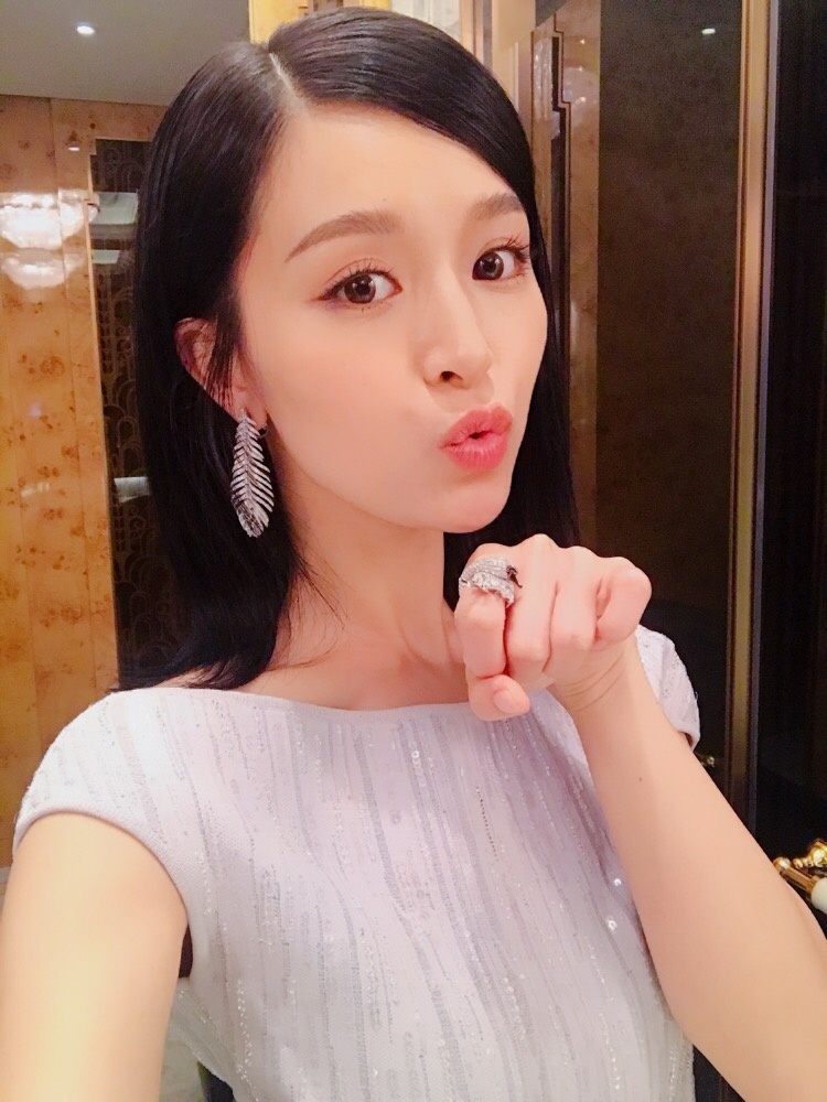 文咏珊时尚杂志封写真图片：魅力十足图片