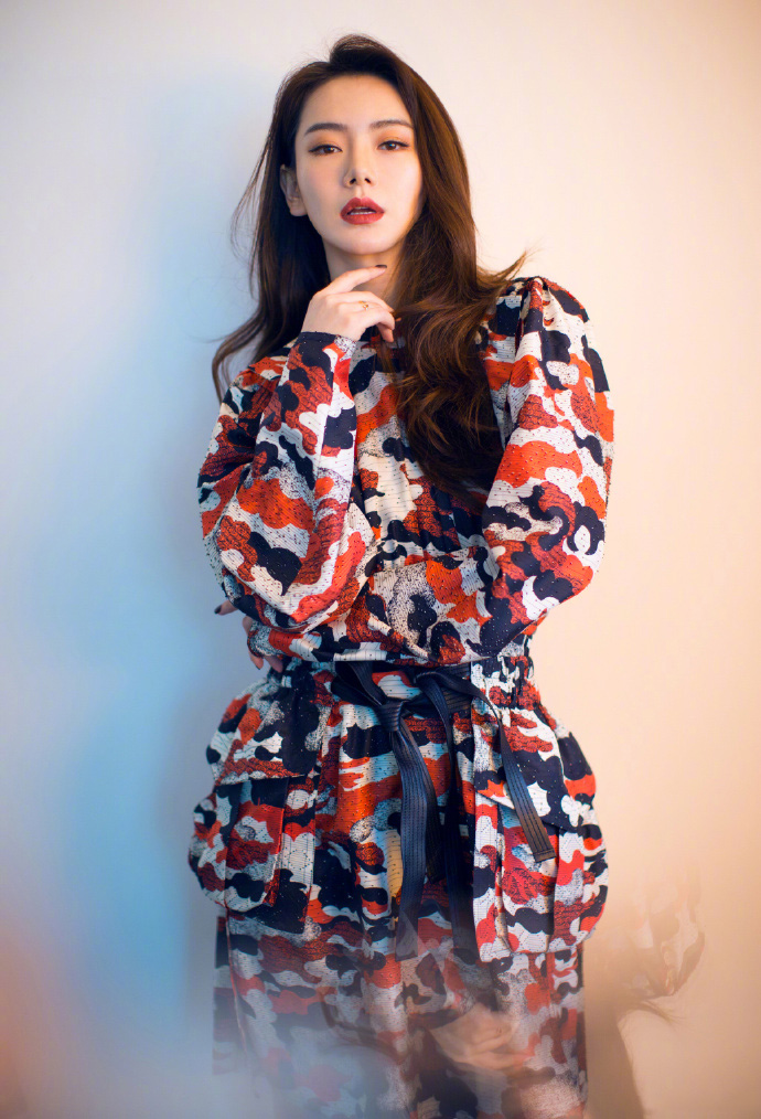 戚薇粉红色迷彩连身裙简约性感冷艳写真图片图片