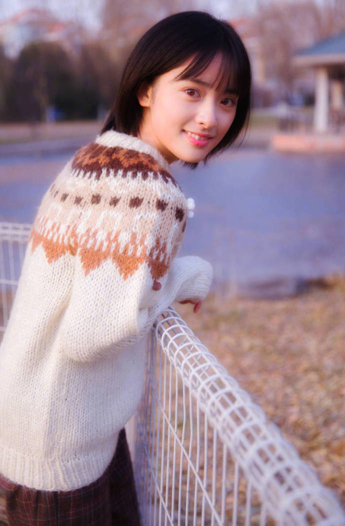 高清美女沈月冬日雪地唯美写真图片图片