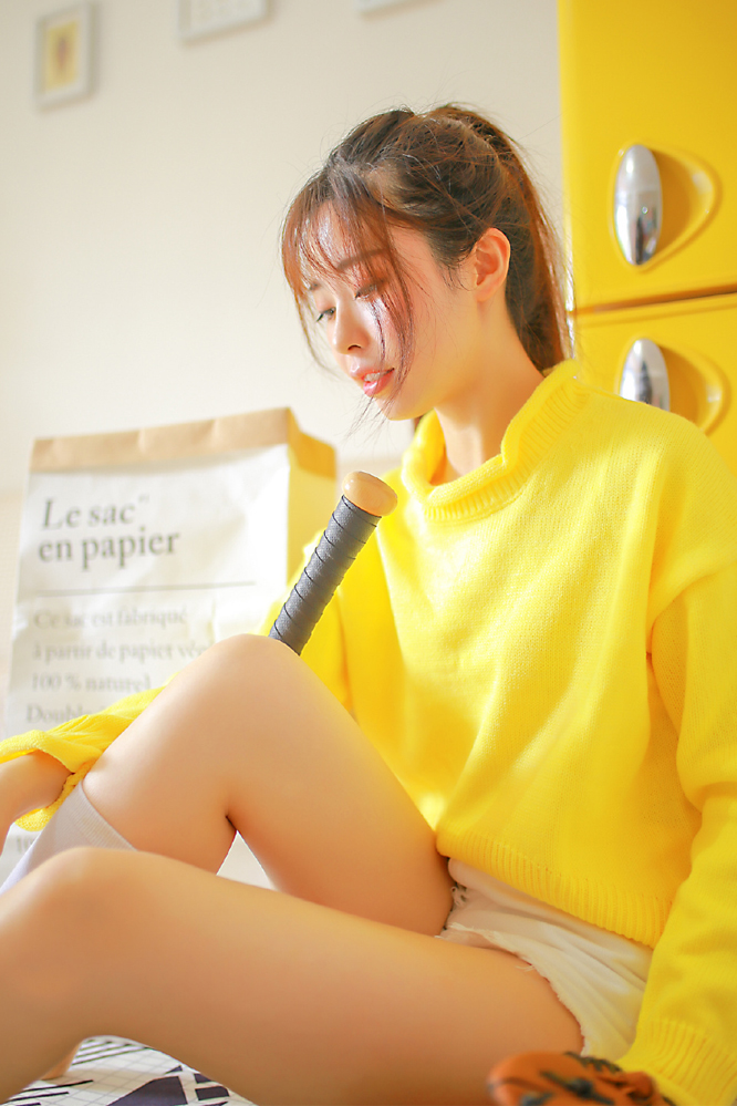 极品美女吊带短裤白丝袜诱惑写真图片