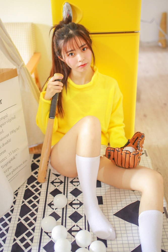 极品美女吊带短裤白丝袜诱惑写真图片