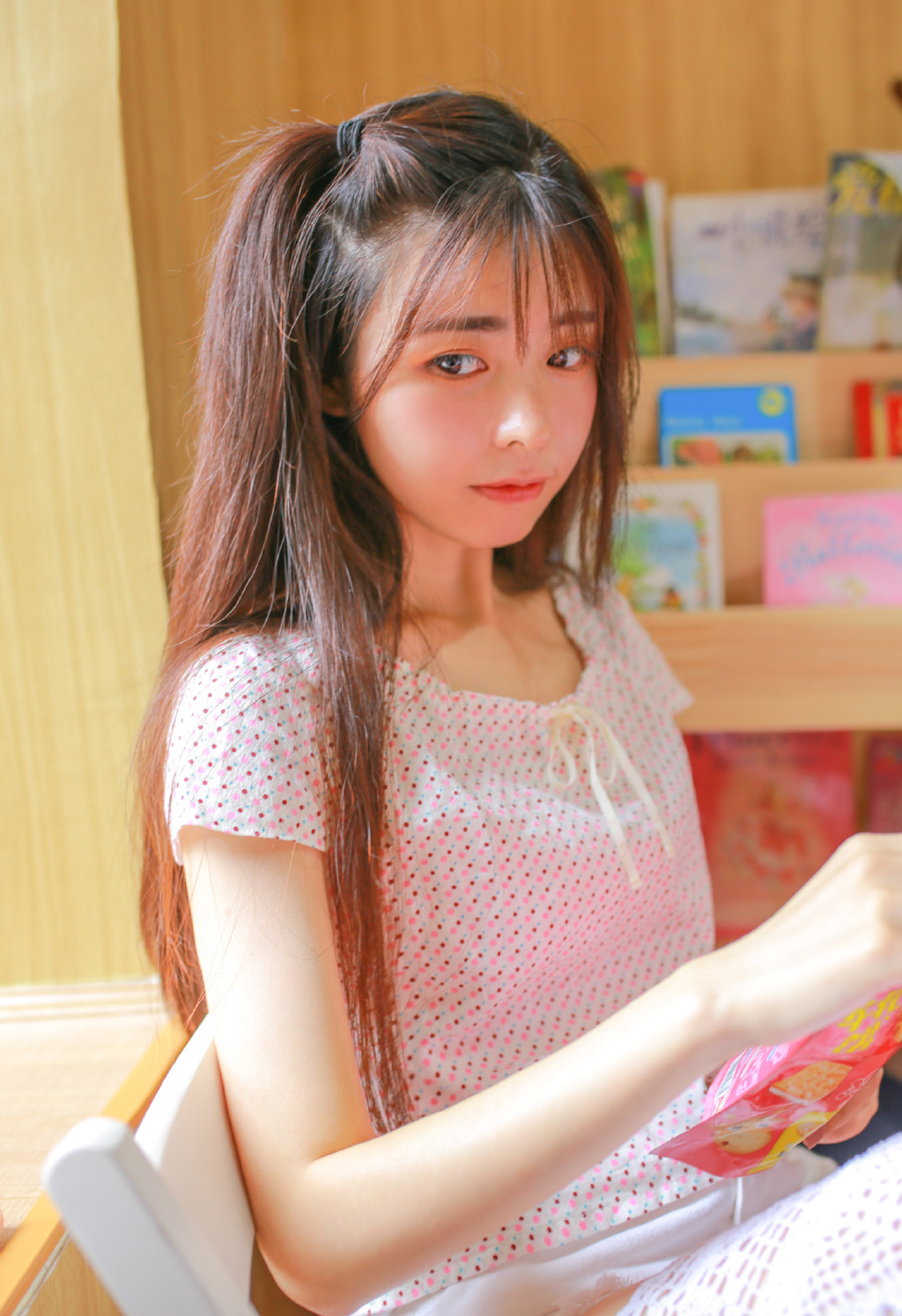 极品美女吊带短裤白丝袜诱惑写真图片