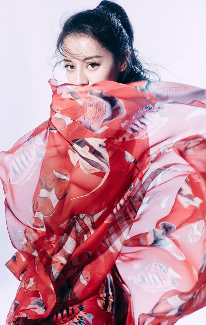 新疆乌鲁木齐美女演员迪丽热巴最新杂志写真图片图片
