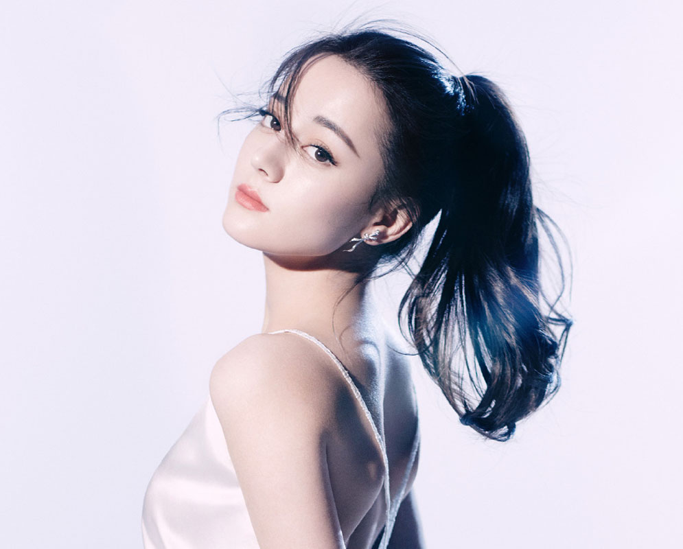 新疆乌鲁木齐美女演员迪丽热巴最新杂志写真图片图片