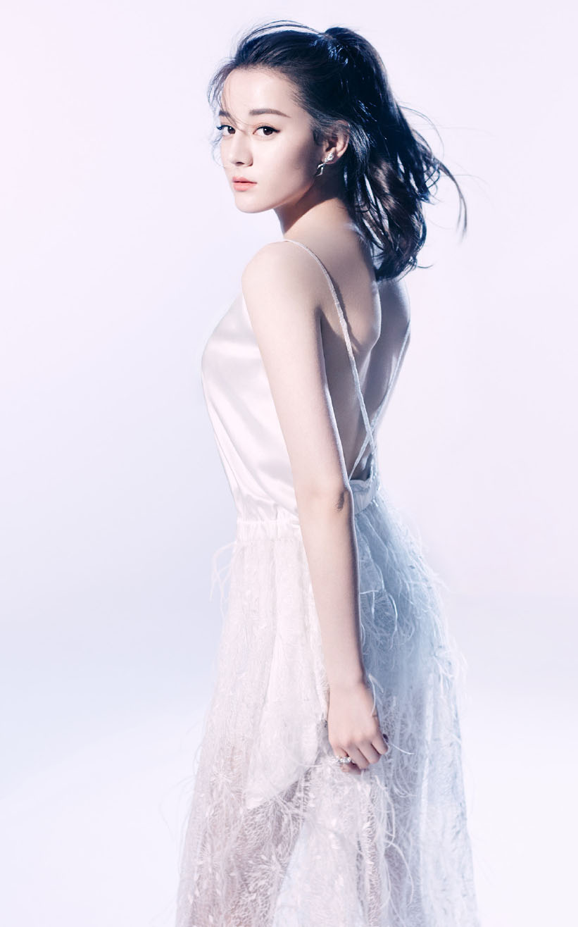 新疆乌鲁木齐美女演员迪丽热巴最新杂志写真图片图片