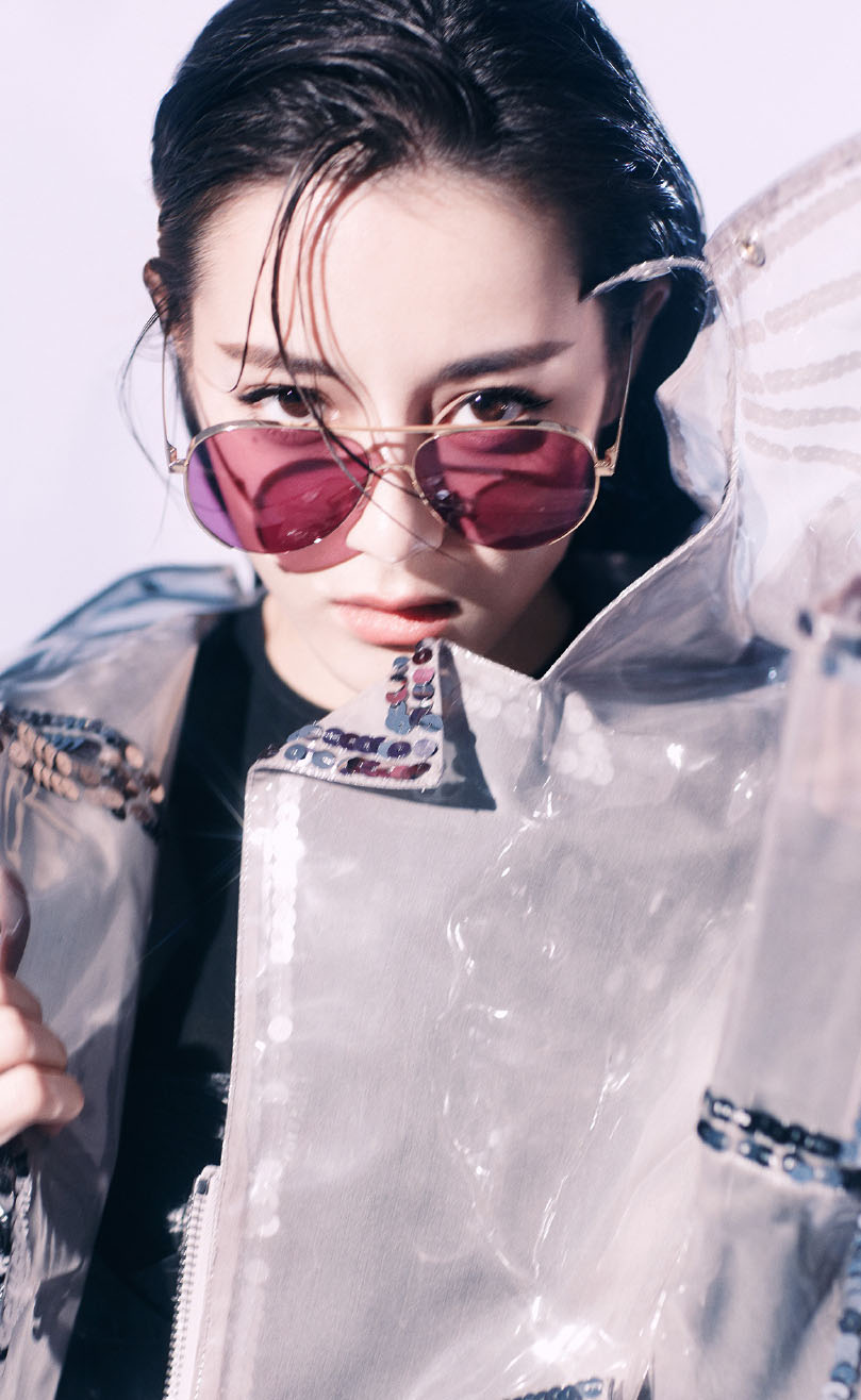 新疆乌鲁木齐美女演员迪丽热巴最新杂志写真图片图片