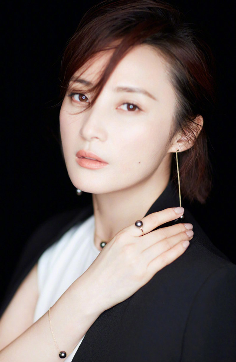 中国内地重庆市南岸女演员蒋勤勤最新性感写真深V低胸露背开叉长裙露美腿销魂姿势诱惑图集图片