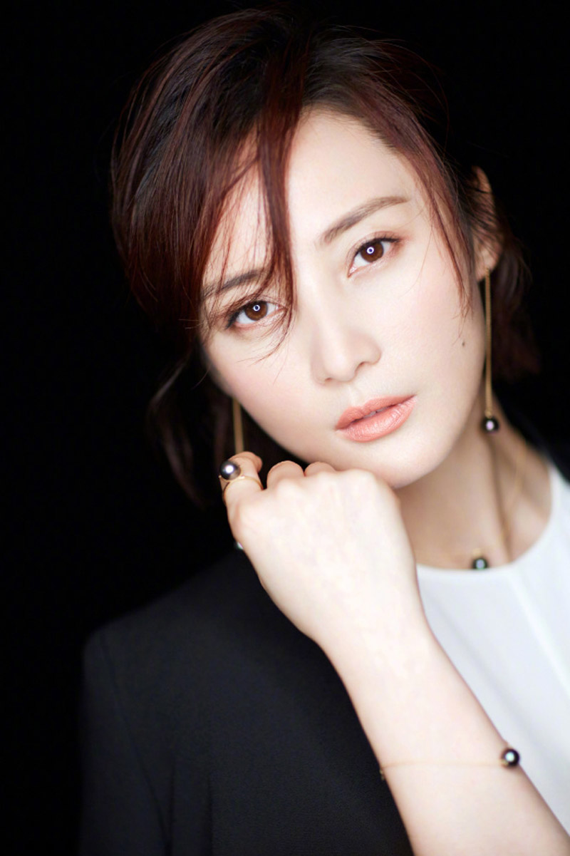 中国内地重庆市南岸女演员蒋勤勤最新性感写真深V低胸露背开叉长裙露美腿销魂姿势诱惑图集图片