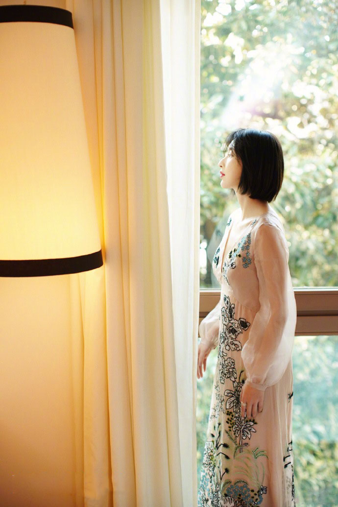 黄圣依深V薄纱长裙唯美写真图片  黄圣依图片图片