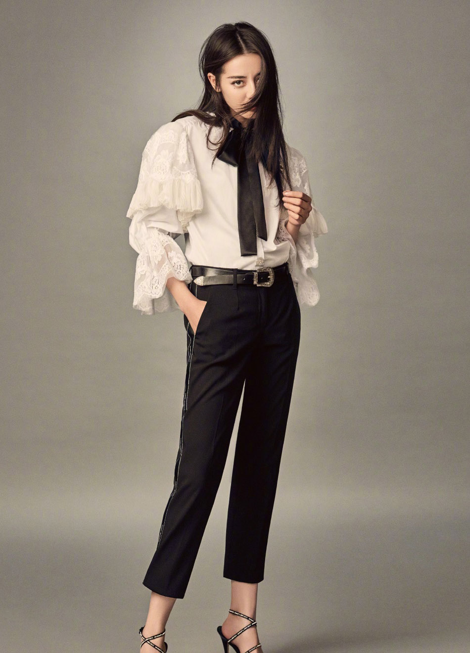新疆乌鲁木齐美女演员迪丽热巴最新杂志写真图片图片
