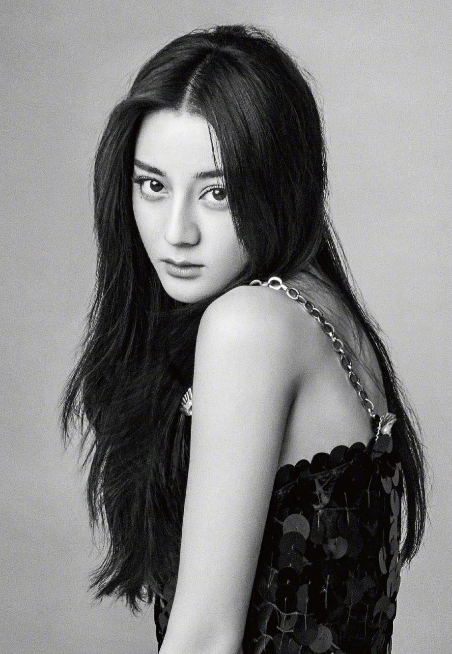 新疆乌鲁木齐美女演员迪丽热巴性感抹胸裙写真桌面壁纸图片