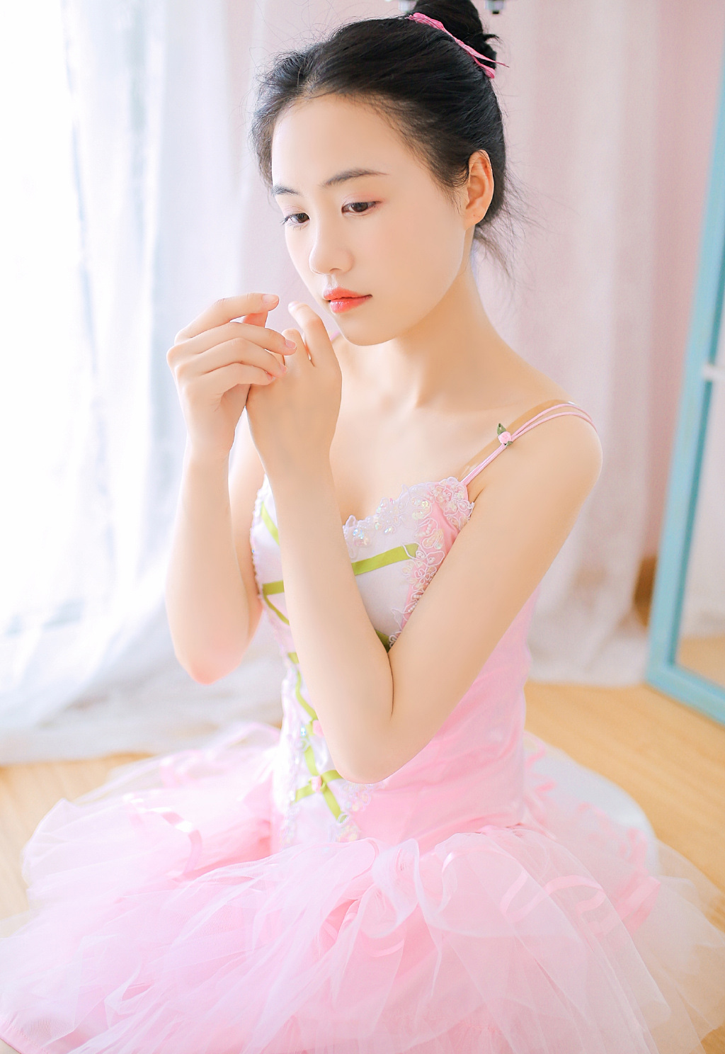 性感艺校美女自拍事业线美女写真图图片