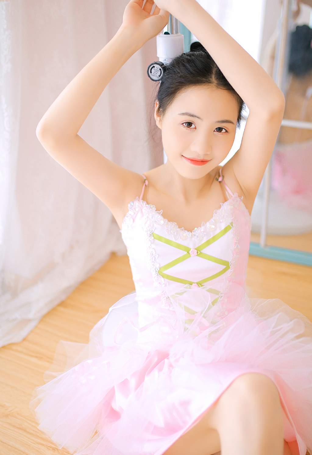 性感艺校美女自拍事业线美女写真图图片