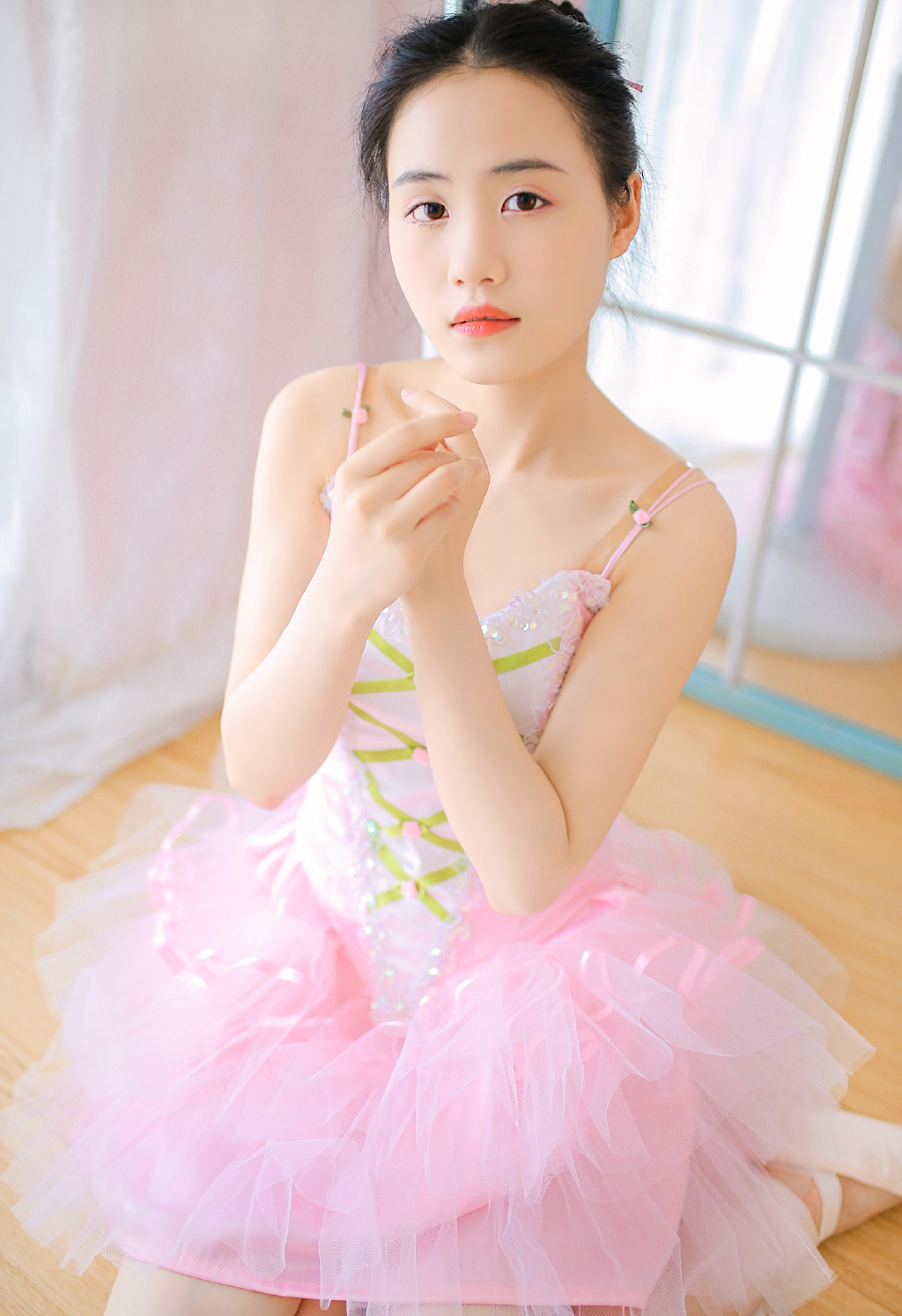 性感艺校美女自拍事业线美女写真图图片
