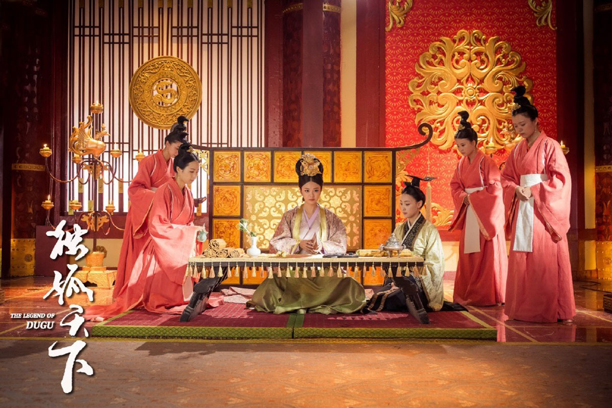 安以轩新婚后妩媚漏肩美图图片